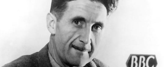 1EN-625-B1945
Orwell, George (eigentl. Eric Arthur
Blair),
engl. Schriftsteller,
Motihari (Indien) 25.1.1903 - London
21.1.1950.
Foto, um 1945.